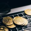 KSeF‑to‑Chain: tokenizacja e‑faktur w Polsce i DeFi faktoring odwrotny dla MŚP (przewodnik z przykładami i ryzykiem)
