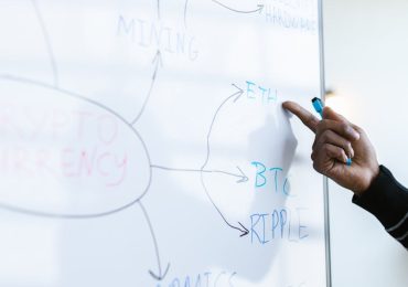 Hashprice pod kontrolą: on-chain hedge 3× dla górników BTC (hashrate forwards + power swaps + opcje)