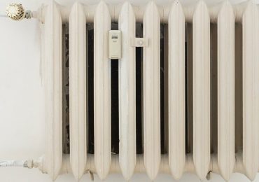 Domowe ogrzewanie z koparki BTC: hydroniczny miner jako grzejnik, kalkulator opłacalności i mapa ryzyk (PL 2025)